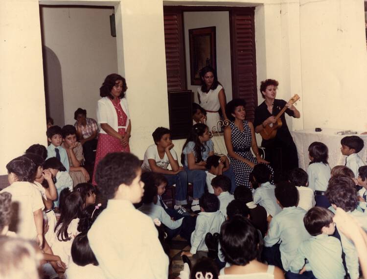 Ninfa y Claris cantando en un colegio